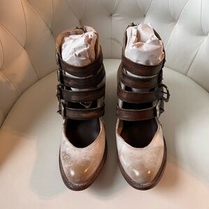 NWT/BOX FREEBIRD SCARLETT SIZE 7